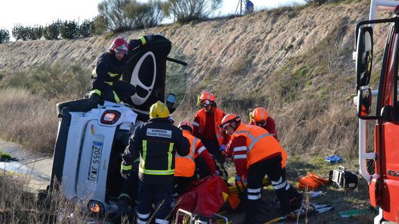Dos heridos al volcar un coche en la Autovía de Castilla en Salamanca