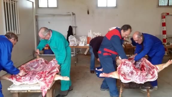 Fuenterrebollo saborea la tradición con la matanza del cerdo a la antigua usanza