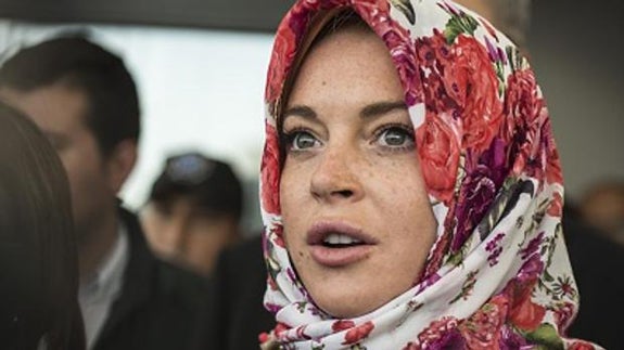 Un guarda de seguridad de Heathrow llama la atención a Lindsay Lohan por llevar velo