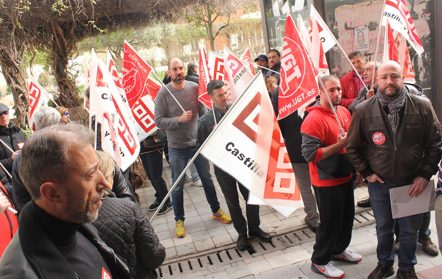 Medio centenar de delegados sindicales se concentran en Palencia por el accidente mortal de Baltanás