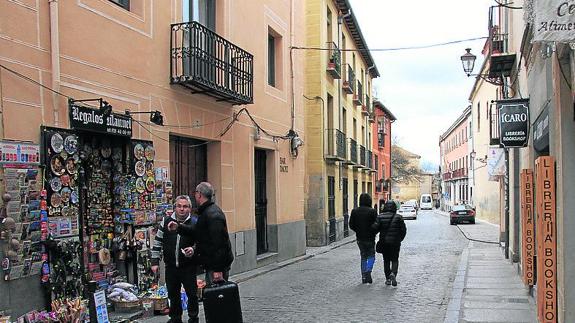 Los vecinos del recinto amurallado exigen la reurbanización de Marqués del Arco y Daoíz