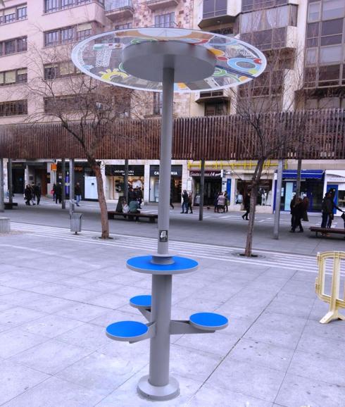 Zamora estrena un cargador solar para móviles en la plaza de Castilla y León