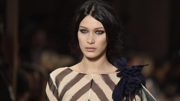 Bella Hadid y The Weeknd se ven las caras en la Semana de la Moda de París