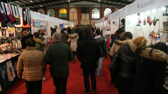 La tregua de la nieve y la lluvia llena de visitantes la Feria del Ángel