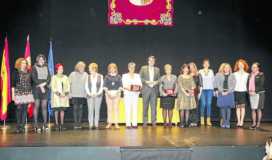 El homenaje a la mujer salmantina incide en la urgencia de romper el techo de cristal