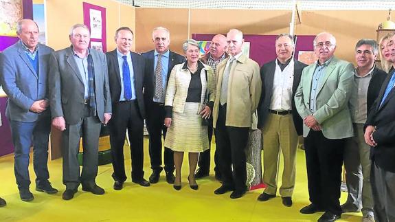 Los pueblos de Arribes participan en la Feria del Almendro en Freixo