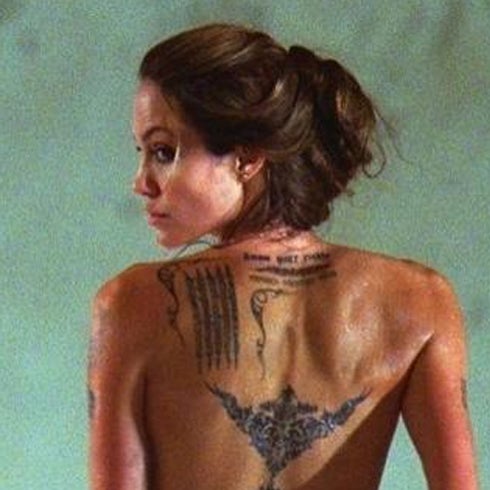 Angelina Jolie muestra su tatuajes secretos