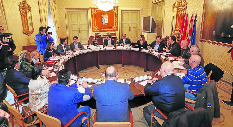 Mañueco aprueba por decreto el plan de subvenciones sin el consenso de la oposición