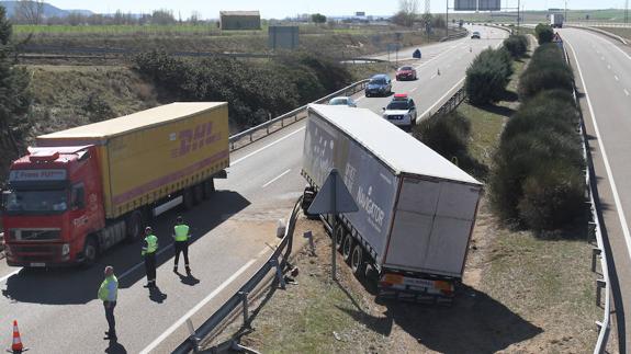 Un camión se sale de la vía en la autovía en Torquemada