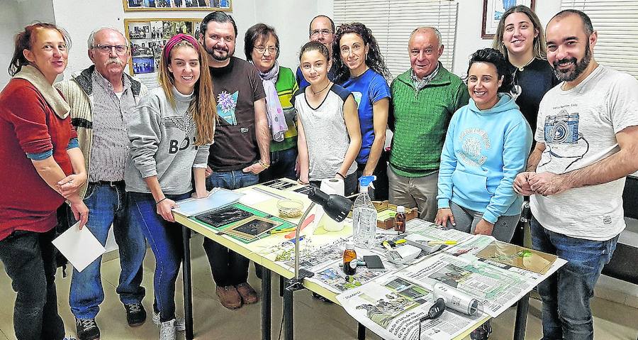 Una docena de personas experimenta con la fotografía del siglo XIX