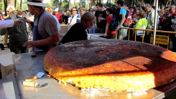 Tortilla de patatas con chorizo de 200 kilos para celebrar el Día de la Vieja en Laguna