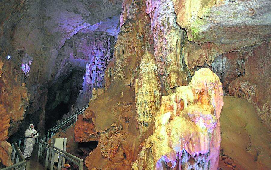 La Cueva de los Franceses se reabre con mejoras en el sistema de iluminación