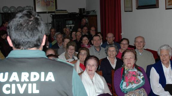 La Guardia Civil asesoraa personas mayores para evitar timos y estafas