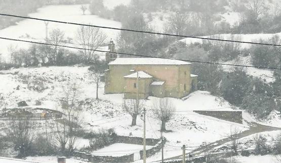 La nieve tiñe de blanco el norte de Palencia