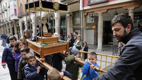 Casi un centener de niños participan en la Ginkana Cofrade