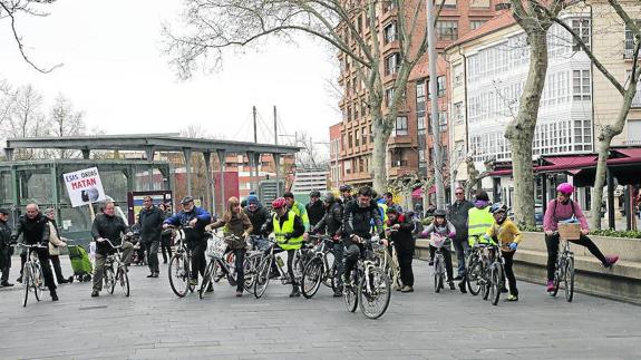 Un paseo en bicicleta contra nueve antenas en Palencia