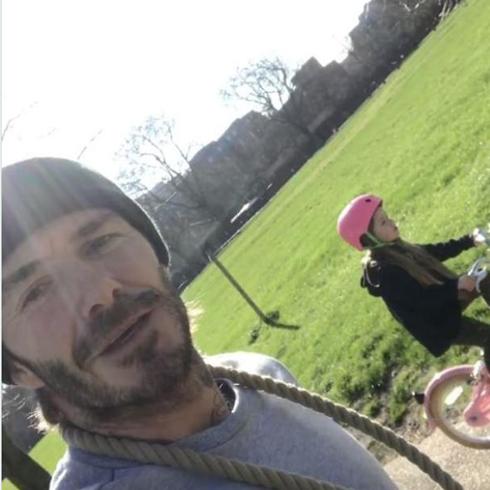 David Beckham enseña a andar en bici a su hija Harper Seven