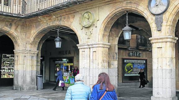 El medallón de Franco se retirará de la Plaza Mayor después de la Semana Santa