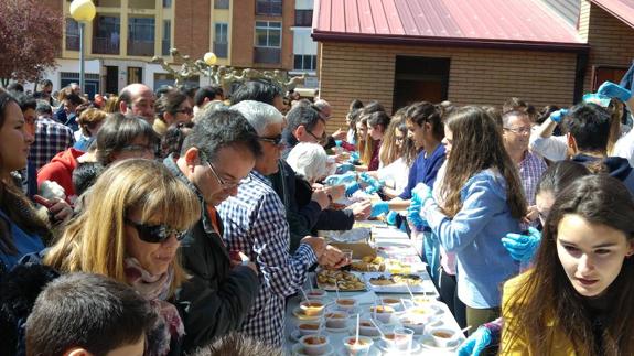 El barrio de San Antonio de Palencia disfruta de una suculenta jornada solidaria