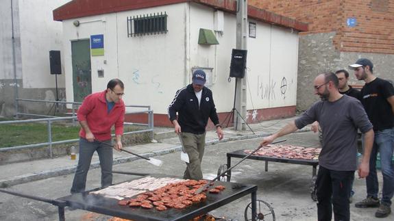 Nuevo éxito de la degustación popular de productos del cerdo en Vallelado
