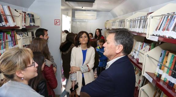 Un nuevo bibliobús de fábula acerca la lectura a medio centenar de pueblos