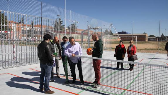 El barrio de Los Bloques de Zamora estrena pista deportiva