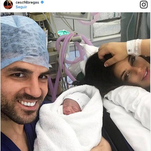 Cesc Fàbregas presenta a su tercer hijo con Daniella Seeman