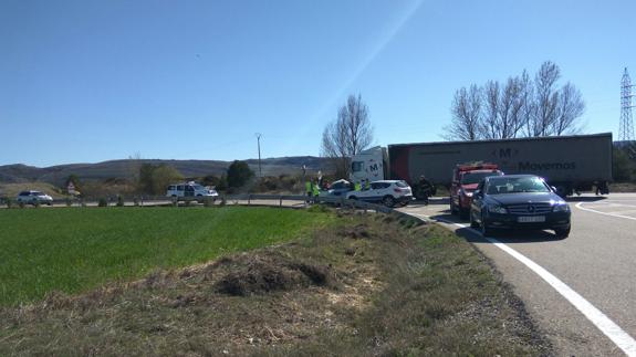 Tres heridos en una colisión entre un coche y un camión en Palencia