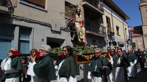 Cientos de personas acompañan con sus ramos de laurel la procesión de la entrada triunfal de Jesús en Jerusalén