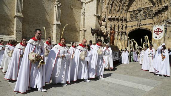 El buen tiempo favorece la esplendorosa procesión de La Borriquilla