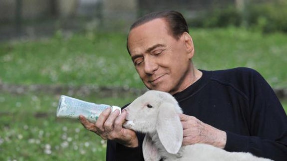 Tierna imagen de Berlusconi para la defensa del cordero