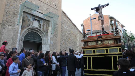 El balanceo del Cristo de la Esperanza marca la Procesión de los Cinco Misterios