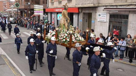 Sol y pocos cargadores en el Jueves Santo de Guardo