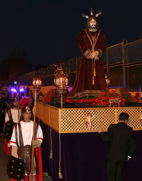 San José abraza al Cautivo