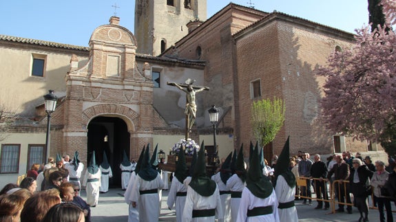 El Vía Crucis recorre la antigua villa Medieval entre rezos y silencios de los feligreses