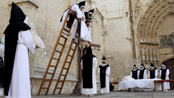 El Santo Sepulcro escenifica el descendimiento y el entierro de Jesús