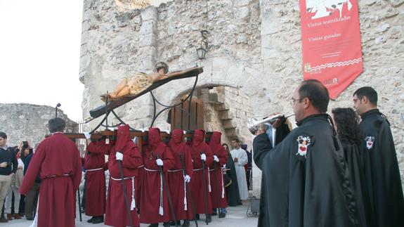 Espectacular salida del venerado Cristo de San Gil desde el castillo de Cuéllar