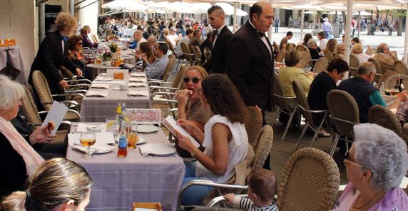 El aluvión de turistas revienta las costuras de Segovia