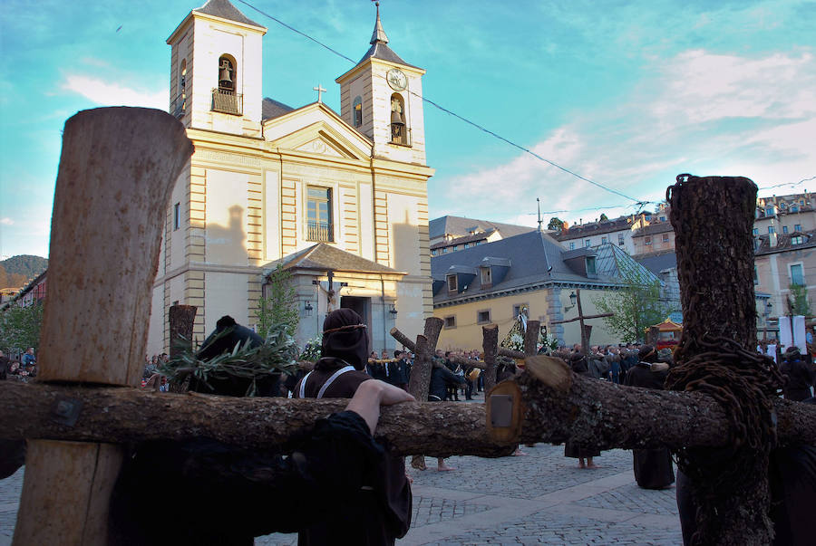 150 penitentes cargan pesadas cruces de madera en La Granja