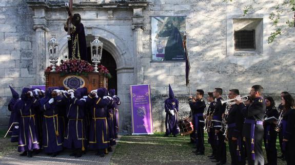 Lanzan huevos contra 'manolas' y penitentes en la procesión del Viernes Santo de Cuéllar