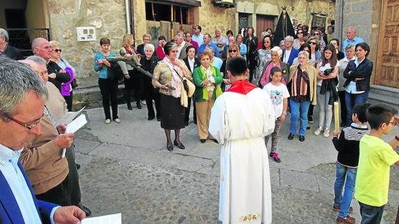 Desde niños hasta mayores participan en las procesiones del Viernes Santo