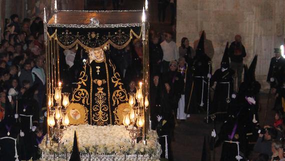 Las mujeres de Palencia acompañan a la Soledad