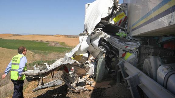 Fallece un trabajador de conservación en un accidente con un camión en la A-67 en Palencia
