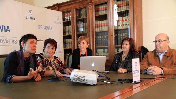 La familia del poeta Luis Javier Moreno dona más de 20.000 libros a la Casa de la Lectura