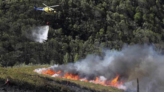 El fuerte viento impide controlar el incendio que lleva tres días quemando El Bierzo