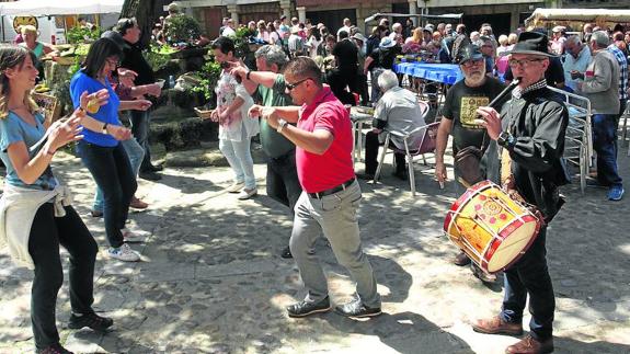 El I Mercado Serrano abre las celebraciones en honor a San Marcos