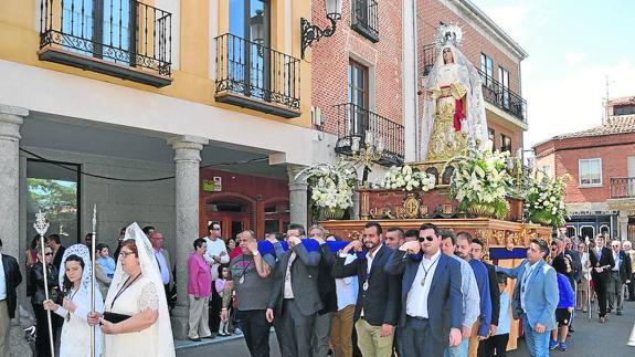 La fiesta se vive en la calle con la feria de abril y la procesión de la Misericordia