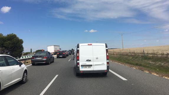 Un accidente con varios vehículos implicados causa retenciones a la altura de Vega de Valdetronco