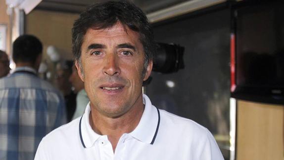 Pedro Delgado recibe la Insignia de Oro de la Vuelta Ciclista a Asturias