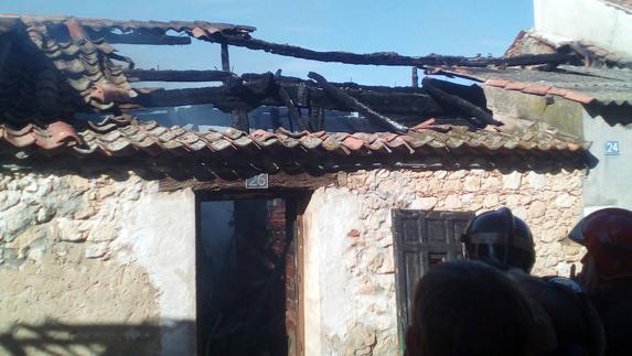Las llamas destruyen dos pajares en el centro de Encinillas
